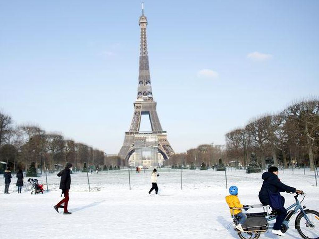 Saat Menara Eiffel Harus Diobor Biar Tidak Beku Saat Menara Eiffel Harus Diobor Biar Tidak Beku