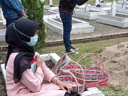 Isak Tangis Kekasih Pratu Ginanjar di Depan Pusara