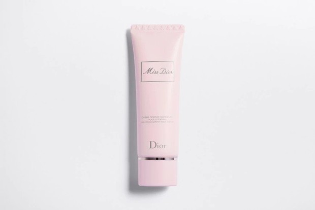 Miss Dior Nourishing Rose Hand Cream/dior.com Formulanya sendiri diperkaya dengan air mawar Centifolia yang menenangkan, melembapkan kulit dan meresap dengan cepat.