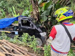 Mobil Pikap Tahu Bulat Terperosok Tabrak Pohon di Sukabumi