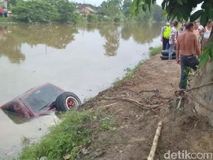 Mobil Pengantin Baru Terjun ke Sungai di Sumsel, Istri Tewas Terjebak