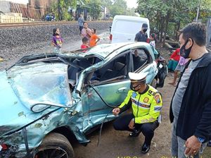 Sedan Ringsek Tertabrak Kereta Api di Sidoarjo, Tapi 3 Penumpangnya Selamat