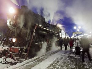 Kereta Retro Era Soviet Masih Beroperasi Lho di Rusia