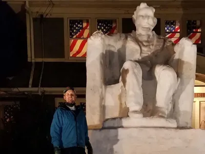 Potret Pembuatan Patung Salju Abraham Lincoln