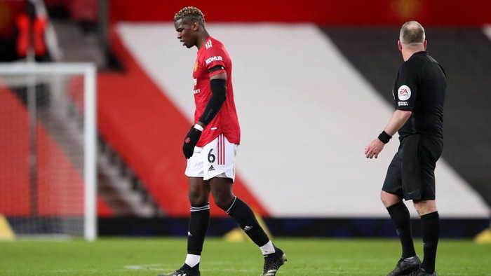 MANCHESTER, ENGLAND - FEBRUARY 06: Paul Pogba of Manchester United reacts as he walks off the pitch after picking up an injury during the Premier League match between Manchester United and Everton at Old Trafford on February 06, 2021 in Manchester, England. Sporting stadiums around the UK remain under strict restrictions due to the Coronavirus Pandemic as Government social distancing laws prohibit fans inside venues resulting in games being played behind closed doors. (Photo by Alex Pantling/Getty Images)