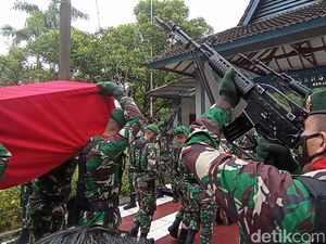 Tembakan Salvo Iringi Kepergian Pratu Ginanjar ke Peristirahatan Akhir Tembakan Salvo Iringi Kepergian Pratu Ginanjar ke Peristirahatan Akhir