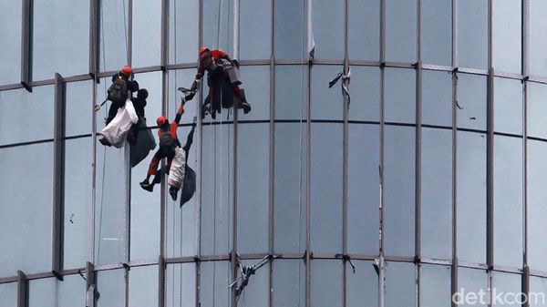 Ngeri-ngeri Sedap Lihat Pekerja di Ketinggian