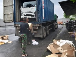 Penyelundupan Rokok Ilegal dalam Kontainer Berisi Truk Terbongkar