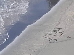 Lagi Selancar Sendirian, Pria Ini Terhempas Ombak di Pantai Terpencil