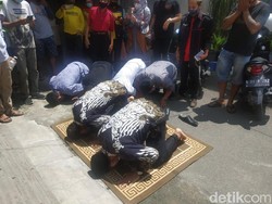 Gugatan Rival Ditolak MK, Paslon Pemenang Pilkada Lamongan Sujud Syukur
