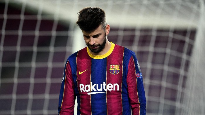 BARCELONA, SPAIN - FEBRUARY 16: Gerard Pique of FC Barcelona reacts during the UEFA Champions League Round of 16 match between FC Barcelona and Paris Saint-Germain at Camp Nou on February 16, 2021 in Barcelona, Spain. Sporting stadiums around Spain remain under strict restrictions due to the Coronavirus Pandemic as Government social distancing laws prohibit fans inside venues resulting in games being played behind closed doors. (Photo by David Ramos/Getty Images)