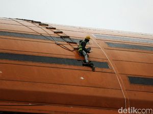 Potret Pekerja Kontruksi Bekerja di Ketinggian Saat Cuaca Mendung Potret Pekerja Kontruksi Bekerja di Ketinggian Saat Cuaca Mendung