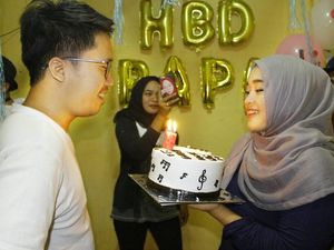 Ririe Fairus Saat Beri Kue Ultah untuk Ayus Sabyan hingga Santai di Kafe