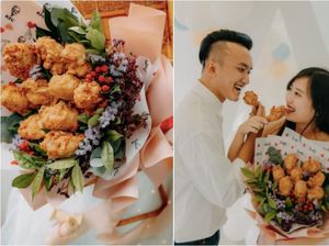 Romantis! Pria Ini Lamar Kekasihnya dengan Buket Ayam Goreng Romantis! Pria Ini Lamar Kekasihnya dengan Buket Ayam Goreng