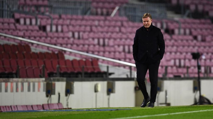 BARCELONA, SPAIN - FEBRUARY 16: Ronald Koeman, Head Coach of FC Barcelona looks on during the UEFA Champions League Round of 16 match between FC Barcelona and Paris Saint-Germain at Camp Nou on February 16, 2021 in Barcelona, Spain. Sporting stadiums around Spain remain under strict restrictions due to the Coronavirus Pandemic as Government social distancing laws prohibit fans inside venues resulting in games being played behind closed doors. (Photo by David Ramos/Getty Images)