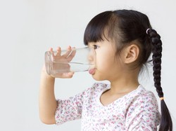 Botol Berteknologi Tinggi Ini Ingatkan Anak untuk Rajin Minum Air Putih