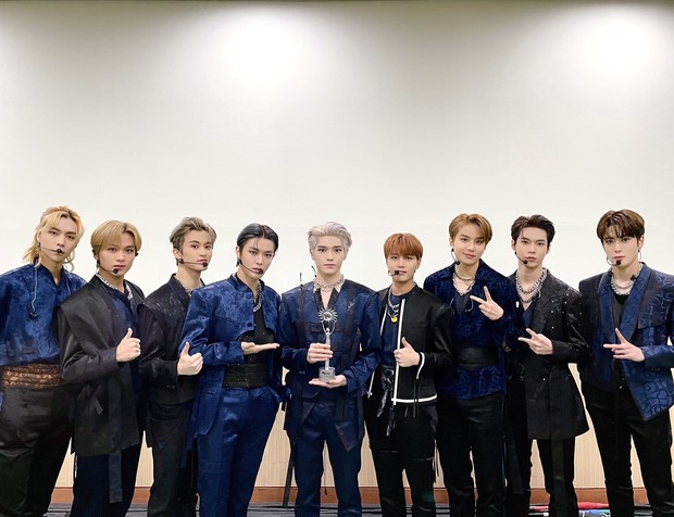 NCT berfoto bersama setelah berhasil membawa pulang trophy kemenangan di salah satu acara award.