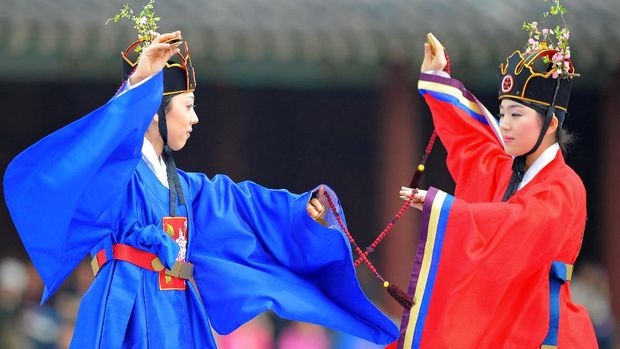 South Korean traditional dancers perform at the royal palace of Changgyeonggung in Seoul on April 6, 2008 during a reenactment of Eoyeonrye, a ceremonial banquet hosted by Korean kings during the Joseon Dynasty hundreds of years ago. The Joseon Dynasty took place from the 14th century until the early 20th century.   AFP PHOTO / KIM JAE-HWAN (Photo by KIM JAE-HWAN / AFP)