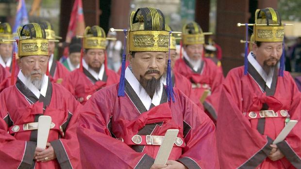 People dressed in traditional Joseon dynasty uniforms attend a Cultural Properties Administration's reappearance ceremony in Changgyeong Palace in Seoul on 21 October 2001. This is an annual cultural ceremony to show traditional loyalty to the king in days past. AFP PHOTO (Photo by KIM JAE-HWAN / AFP)