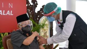 Potret Momen Wapres Maruf Amin Divaksinasi COVID-19