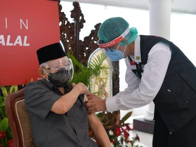 Potret Momen Wapres Maruf Amin Divaksinasi COVID-19
