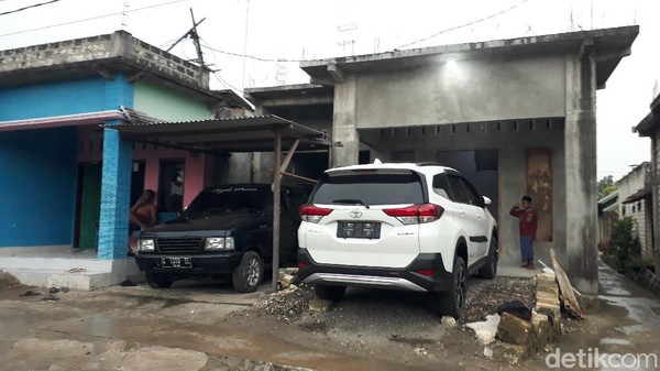 Desa Sumurgeneng di Kecamatan Jenu, Tuban kini menjadi perhatian. Sebab, video warganya beramai-ramai memborong mobil tengah viral.