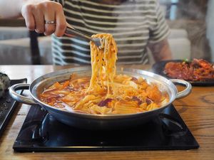 5 Alasan Berkeringat Saat Makan, Waspadai Gejala Penyakit!