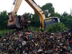 Pemkot Bekasi Siagakan Alat Berat untuk Angkut Sampah Selapangan Bola