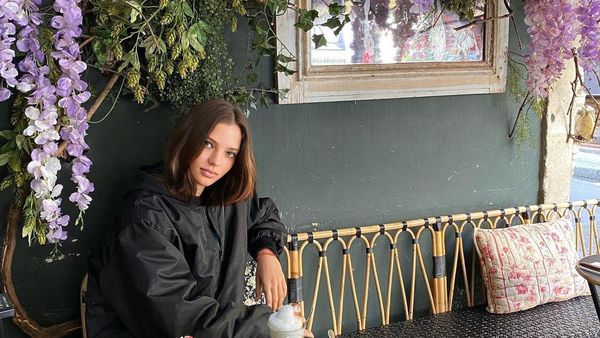 Mewahnya Gaya Alesya Kafelnikova saat Ngopi di Paris