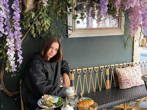 Mewahnya Gaya Alesya Kafelnikova saat Ngopi di Paris