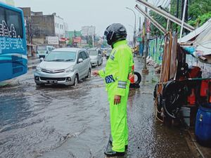 Jalan Dewi Sartika Dekat Flyover Ciputat Tergenang, Lalin Padat
