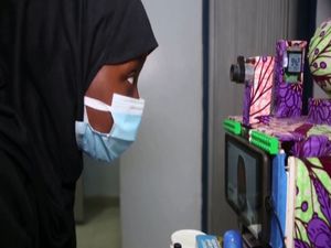 Cerdik! Siswa Ini Bikin Robot Untuk Bantu Merawat Pasien Covid-19 Cerdik! Siswa Ini Bikin Robot Untuk Bantu Merawat Pasien Covid-19
