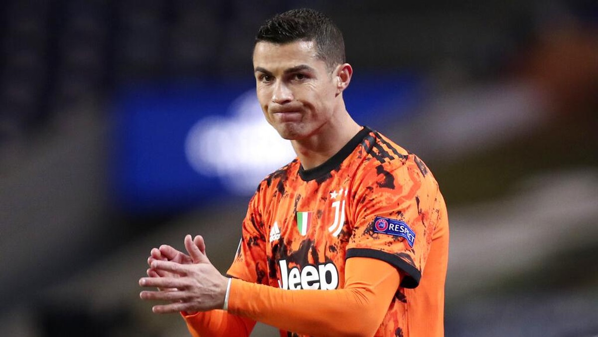 Ronaldo Vs Porto: Nabrak Teman, Tendang Angin, Tak Dapat Penalti. (Foto: AP/Luis Vieira)