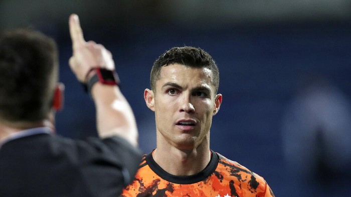 Juventus Cristiano Ronaldo watches Referee Carlos del Cerro Grande gesturing during the Champions League round of 16, first leg, soccer match between FC Porto and Juventus at the Dragao stadium in Porto, Portugal, Wednesday, Feb. 17, 2021. (AP Photo/Luis Vieira)