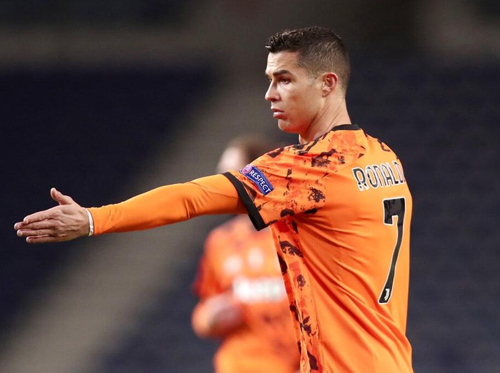 Juventus' Cristiano Ronaldo watches Referee Carlos del Cerro Grande gesturing during the Champions League round of 16, first leg, soccer match between FC Porto and Juventus at the Dragao stadium in Porto, Portugal, Wednesday, Feb. 17, 2021. (AP Photo/Luis Vieira)