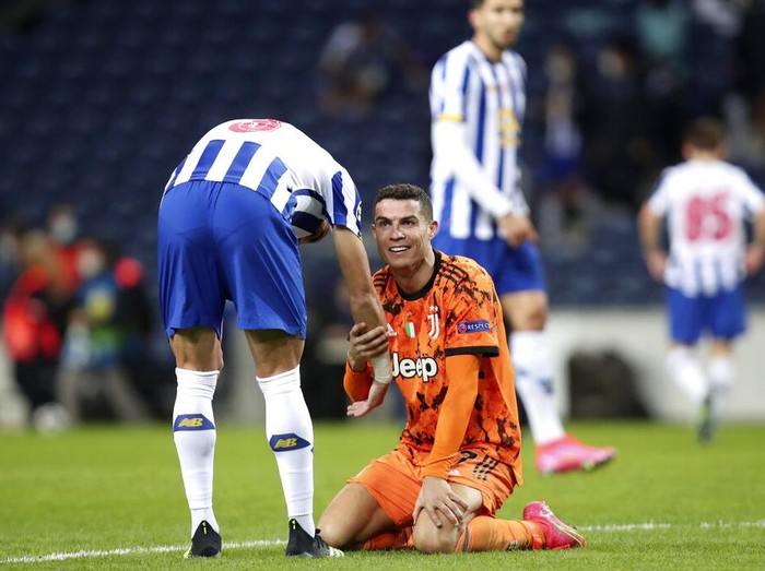 Juventus' Cristiano Ronaldo watches Referee Carlos del Cerro Grande gesturing during the Champions League round of 16, first leg, soccer match between FC Porto and Juventus at the Dragao stadium in Porto, Portugal, Wednesday, Feb. 17, 2021. (AP Photo/Luis Vieira)