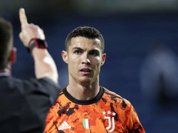 Cristiano Ronaldo sempat mengklaim penalti menjelang akhir laga, tapi wasit tidak menilainya sebagai pelanggaran (AP/Luis Vieira)