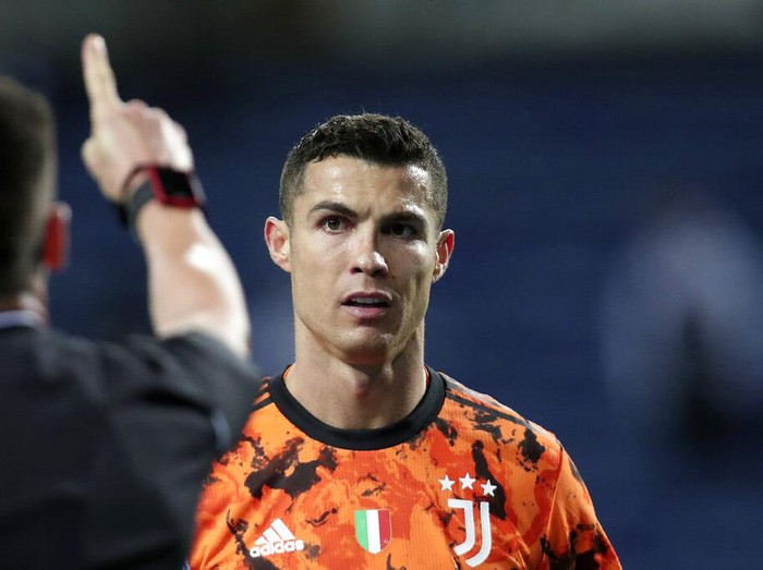 Juventus' Cristiano Ronaldo watches Referee Carlos del Cerro Grande gesturing during the Champions League round of 16, first leg, soccer match between FC Porto and Juventus at the Dragao stadium in Porto, Portugal, Wednesday, Feb. 17, 2021. (AP Photo/Luis Vieira)