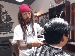 Mengenal Jack Sparrow Asal Cirebon, Tukang Cukur Bergaya Unik