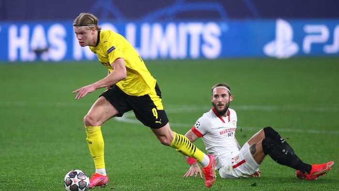 SEVILLE, SPAIN - FEBRUARY 17: Erling Haaland of Borussia Dortmund gets away from Nemanja Gudelj of Sevilla during the UEFA Champions League Round of 16 match between Sevilla FC and Borussia Dortmund at Estadio Ramon Sanchez Pizjuan on February 17, 2021 in Seville, Spain. Sporting stadiums around Spain remain under strict restrictions due to the Coronavirus Pandemic as Government social distancing laws prohibit fans inside venues resulting in games being played behind closed doors. (Photo by Fran Santiago/Getty Images)