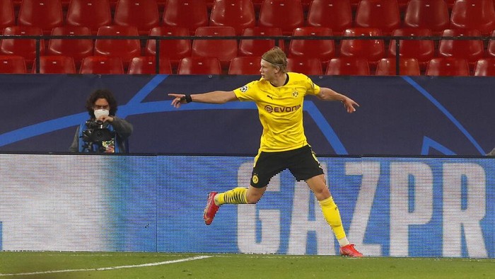Dortmunds Erling Haaland celebrates after scoring his sides third goal during the Champions League, round of 16, first leg soccer match between Sevilla and Borussia Dortmund at the Ramon Sanchez Pizjuan stadium in Seville, Spain, Wednesday, Feb. 17, 2021. (AP Photo/Angel Fernandez)