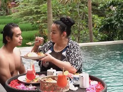 Romantisnya Jennifer Jill dan Ajun Perwira saat Floating Breakfast dan Makan Malam