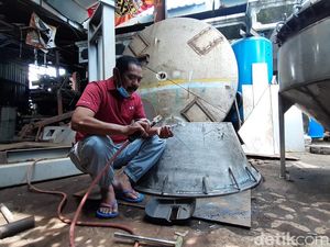 Sudah Tak Jadi Wali Kota Solo, FX Rudy Jadi Tukang Las