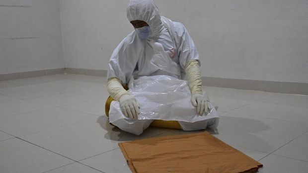 A nurse offers prayers while taking a break from duties taking care of COVID-19 coronavirus patients at the Bogor general hospital in Bogor city, West Java on September 3, 2020. - Hospital intensive care units are straining amid the pandemic, as Indonesia on September 2 reported more than 3,000 new cases to bring its official total to over 180,000 infections and 7,616 deaths. (Photo by ADEK BERRY / AFP)