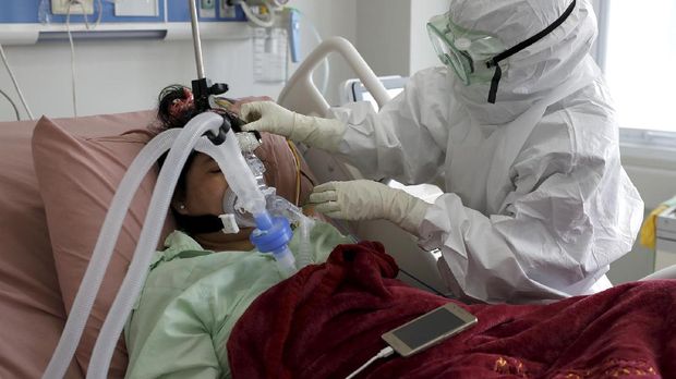 A nurse assists a patient suffering from the coronavirus disease (COVID-19) at the Intensive Care Unit at a hospital in Bogor, Indonesia January 26, 2021. REUTERS/Willy Kurniawan