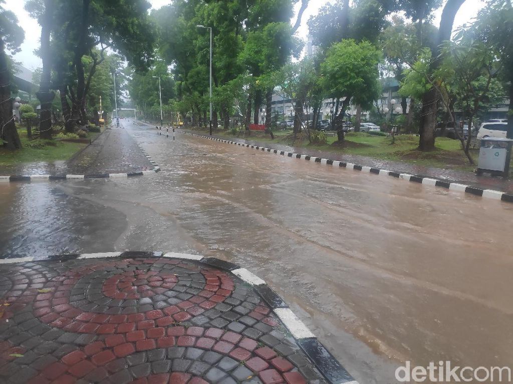 Hujan Deras, Jalan di Depan Gedung Sekjen DPR RI Tergenang Hujan Deras, Jalan di Depan Gedung Sekjen DPR RI Tergenang