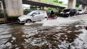 Genangan di Jl Kapt Tendean, Lalin juga Tersendat