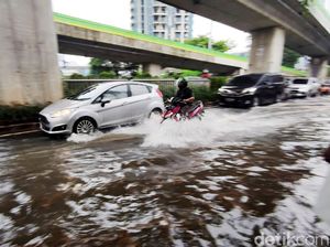 Genangan di Jl Kapt Tendean, Lalin juga Tersendat