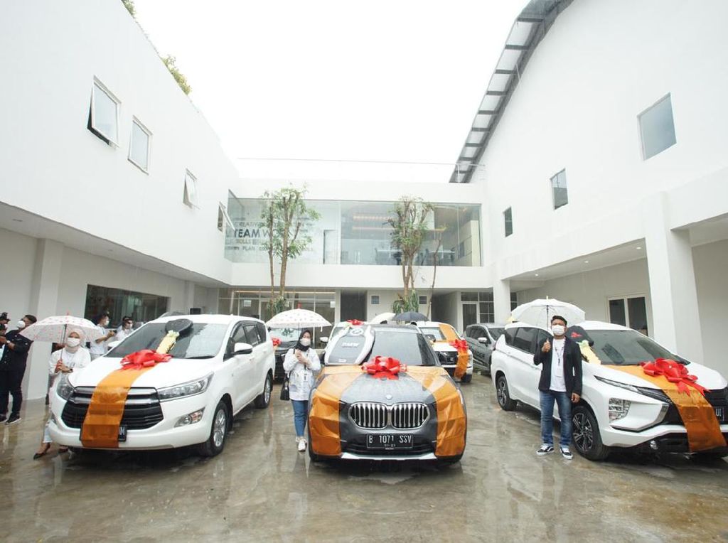 Crazy Rich Malang Bagi-bagi Mobil Dinas ke Karyawan, Innova sampai BMW X1 Crazy Rich Malang Bagi-bagi Mobil Dinas ke Karyawan, Innova sampai BMW X1