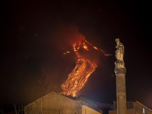 Gunung Api Paling Aktif di Eropa Kembali Erupsi Gunung Api Paling Aktif di Eropa Kembali Erupsi